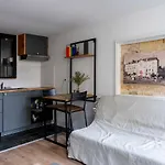 아파트 Le Charme De La Place Saint-sauveur *