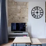 Le Charme De La Place Saint-sauveur 아파트