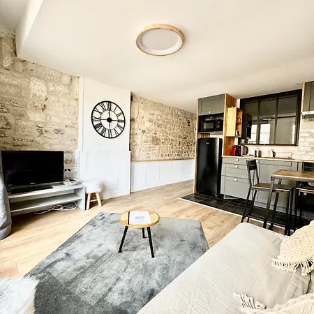 Apartment Le Charme De La Place Saint-sauveur