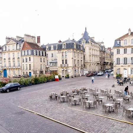 Le Charme De La Place Saint-sauveur *