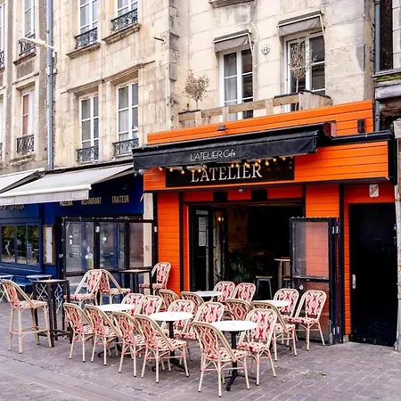 Le Charme De La Place Saint-sauveur