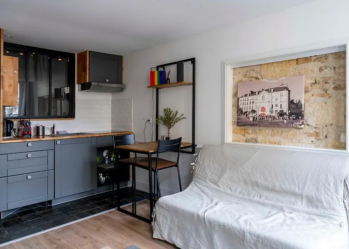 Appartamento Le Charme De La Place Saint-sauveur *